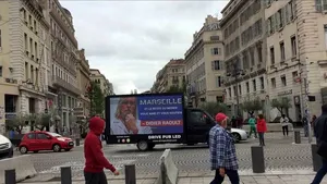 Portretul profesorului Didier Raoult, afişat pe un camion care se plimba pe străzile din Marsilia