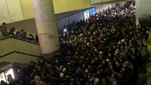 FOTO Trenurile nu mai opresc în staţia de metrou Piaţa Victoriei din cauza aglomeraţiei