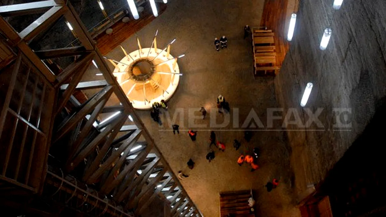 Turişti BLOCAŢI timp de două ore în Roata Mare din Salina Turda