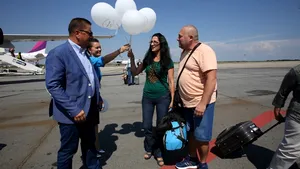 FOTO | Pasagerul cu numărul un milion din acest an, premiat la Aeroportul Internaţional Timişoara: 