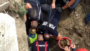 Dâmboviţa: Trei bărbaţi care lucrau la o reţea de canalizare au fost surprinşi sub un mal de pământ