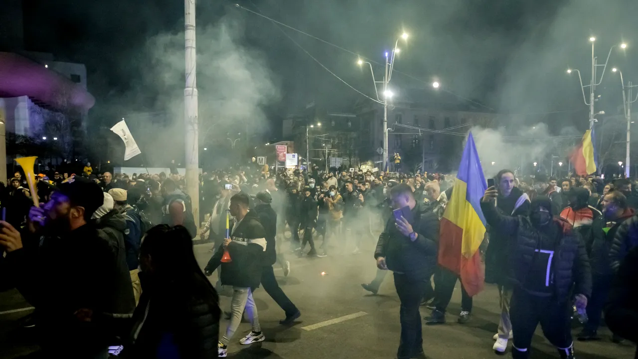 VIDEO. Proteste anti-restricţii până la miezul nopţii, în România. Mii de oameni s-au adunat în Bucureşti şi alte oraşe. Altercaţii între protestatari şi jandarmi