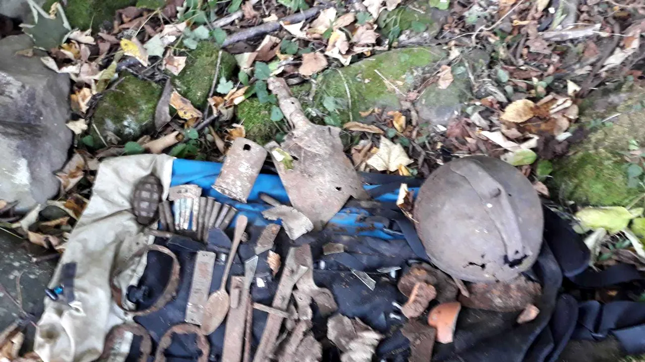 Rămăşiţele unui soldat, găsite întâmplător în apropiere de Valea Uzului, cu detectorul de metale/ FOTO
