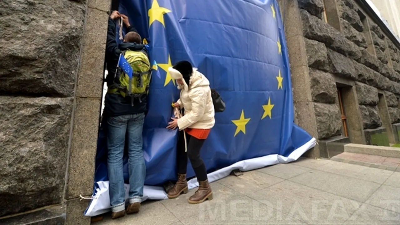 PROTESTE LA KIEV: Zeci de mii de oameni s-au strâns în Piaţa Independenţei, în timp ce 10.000 protestează la Liov. Deputat: Ianukovici ar putea avea aceeaşi soartă ca Ceauşescu