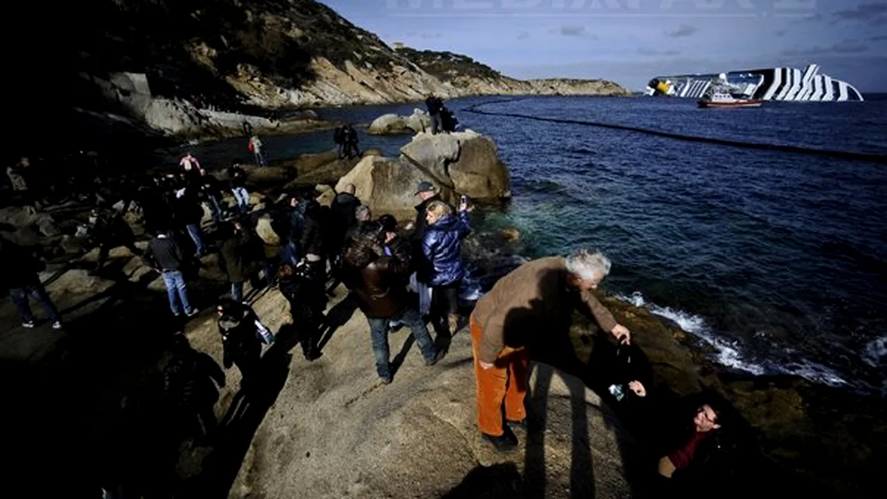 TURISM MACABRU la locul naufragiului Costa Concordia: Sute de oameni merg pe insulă pentru a fotografia vasul - GALERIE FOTO