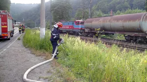 Un vagon cu 56 tone de benzină a luat foc în Prahova. Traficul feroviar este blocat