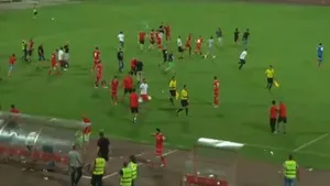Jucătorii echipei FC Ashdod, alergaţi pe teren de fanii formaţiei ŢSKA Sofia, la un meci amical - VIDEO