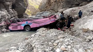 Cel puțin 40 de persoane au murit după ce un autobuz a căzut într-o prăpastie în Pakistan