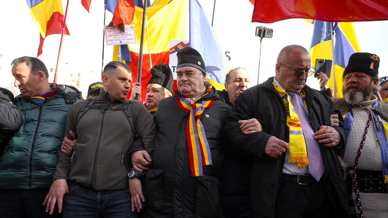 Jandarmeria: Protestatarii au încercat ruperea cordonului de protecţie