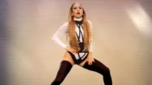 Jennifer Lopez îşi arată formele într-un nou videoclip, alături de Will.i.am şi Mick Jagger - VIDEO