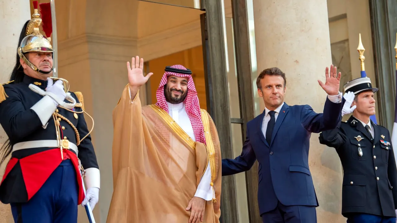 Macron l-a primit la Palatul Elysee pe prinţul moştenitor Mohammed bin Salman. Cei doi au discutat despre petrol, acordul nuclear cu Iranul şi drepturile omului