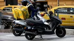 Incident în Capitală: Un bărbat i-a furat scuterul și banii unui livrator etiopian
