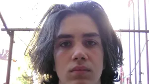 Şcoala te vrea tuns: Elevi ai unui liceu din Cluj, trimişi acasă pentru că aveau părul lung sau barbă | FOTO