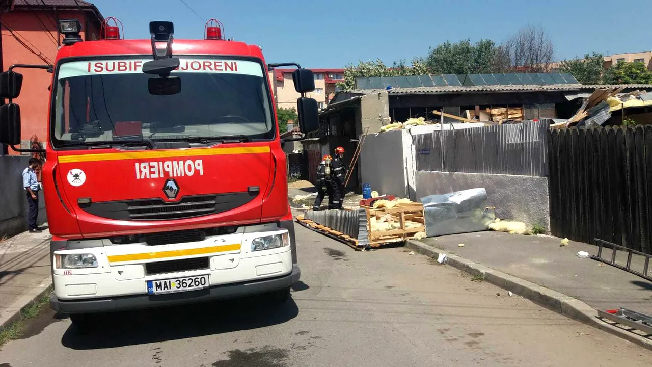 O locuinţă din Capitală a explodat. Proprietarul are arsuri de gradul II şi III pe 60% din corp. FOTO