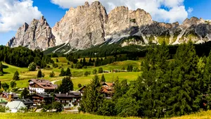 Dolomiții din Italia, sufocați de turiști: cozile pentru o gogoașă virală au devenit simbolul unei probleme care scapă de sub control