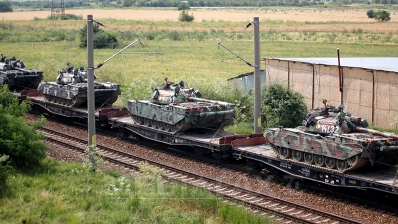 Judeţul Buzău: TANCURI păzite de militari, transportate pe calea ferată - FOTO