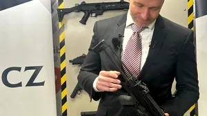 Cooperare între compania cehă CZ şi compania românească Transcarpat Sportours International. Puşca de asalt CZ Bren 2, prima la standarde NATO asamblată complet în România. Compania cehă este dispusă să facă transfer de tehnologie