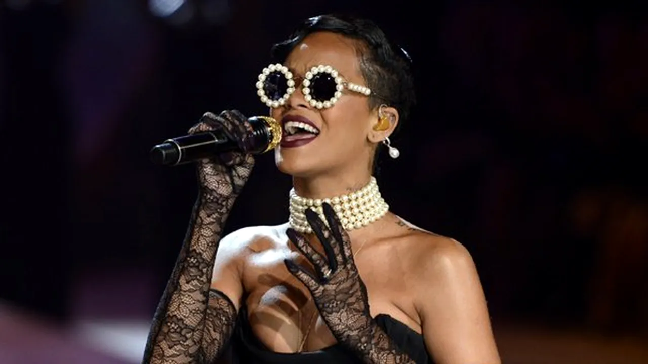 RIHANNA îşi incită fanii de pe Twitter. A postat poze cu ea topless în vestiar - FOTO
