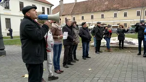 Scandări în stradă împotriva delegaţiei conduse de Viorica Dăncilă: Ruşine să vă fie/ Protestatarii au continuat huiduielile la Alba Iulia pe tot timpul şedinţei Guvernului - VIDEO