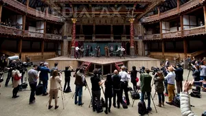 Reprezentaţie sângeroasă a unei piese shakespeariene. Mai mulţi spectatori au leşinat