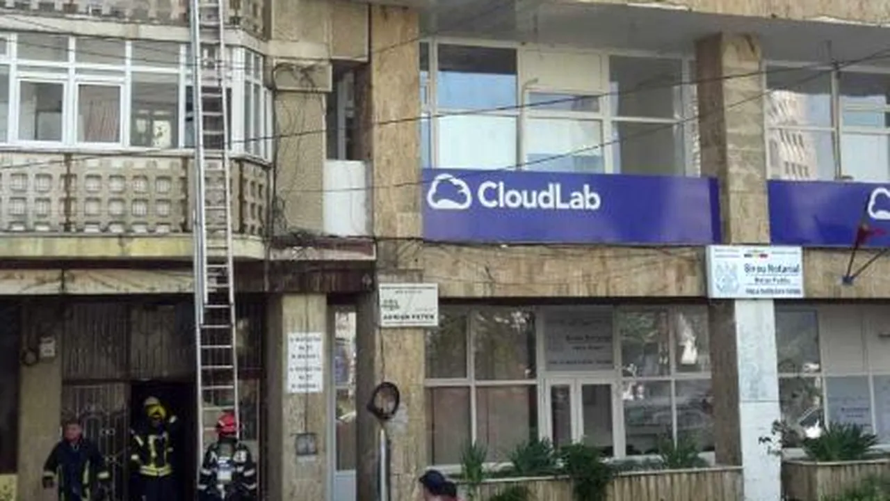 Incendiu PUTERNIC într-un bloc din Iaşi: 12 persoane au fost evacuate/ Pompierii au intervenit cu trei autospeciale