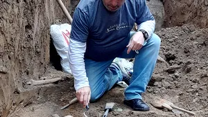 EXCLUSIV Nouă morţi descoperiţi într-o groapă comună din Caransebeş, în spatele unui fost sediu al Securităţii: unul din ei, aruncat pe burtă, cu mîinile legate la spate