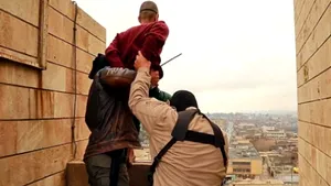 Imagini şocante: Grupul terorist Stat Islamic face publice noi execuţii. Homosexuali aruncaţi de pe clădiri, bărbaţi crucificaţi şi o femeie omorâtă cu pietre - FOTO