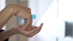 Cel mai mare producător de cosmetice din România a început producţia de biocide. Cât va costa o sticluţă de 150 de ml cu dezinfectant