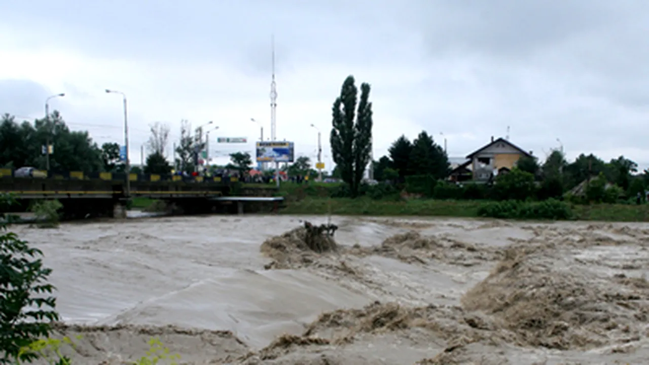 Atenţionare de inundaţii pe râurile mici din 23 de judeţe