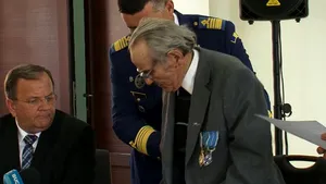 Ceremonie inedită. Un veteran de război, maistru de aviaţie din cel de-al Doilea Război Mondial, aniversat şi decorat la 103 ani: „Aş vrea să zbor oleacă” | VIDEO