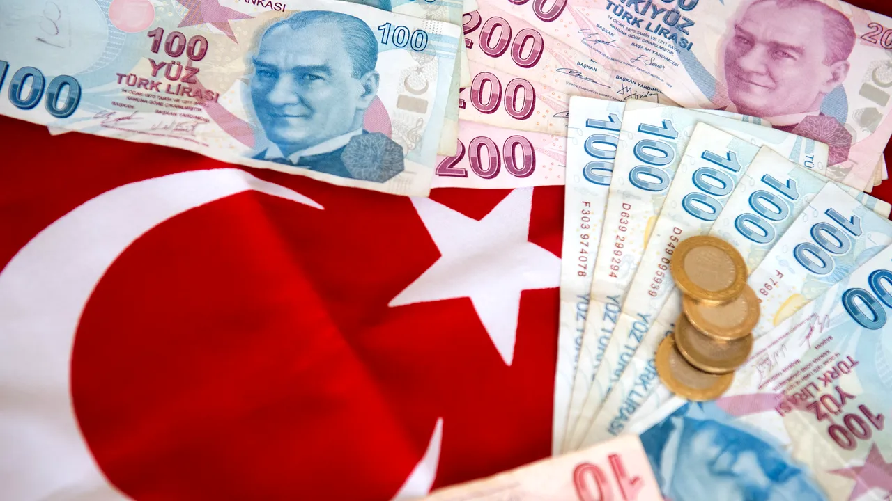 Turcia a majorat salariul minim cu 49%, acest lucru a dus la scăderea lirei şi a pieţelor bursiere