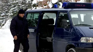 Un grup de elevi aflaţi la Padina, duşi spre case cu maşini ale jandarmilor