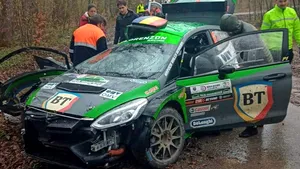 Accident grav la Raliul Maramureşului. O maşină s-a răsturnat, iar copilotul a fost dus la spital