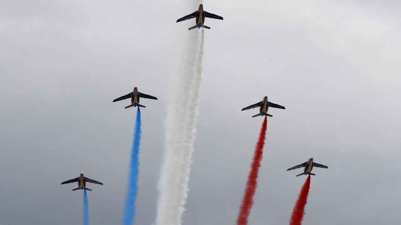 Imagini de pe Champs-Elysees din Paris. Emmanuel Macron şi Donald Trump, la parada militară de Ziua Franţei