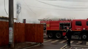 Incendiu puternic la două case din cartierul Ferentari / Şase autospeciale de stingere, la faţa locului | FOTO