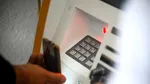 Revolut își lansează propriul bancomat, cu asistent AI bancar