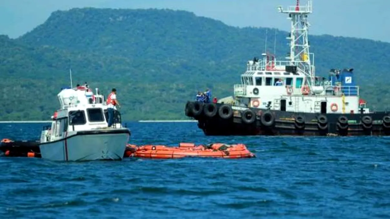 Operaţiune de salvare DRAMATICĂ - Un feribot s-a scufundat în Marea Java: Peste 50 de persoane au fost salvate - VIDEO