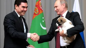 IMAGINILE ZILEI: Vladimir Putin îl primeşte drept cadou pe Vernyi (Credinciosul) din partea preşedintelui din Turkmenistan