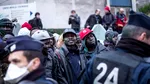 Polițiștii francezi au evacuat sute de migranți refugiați într-un teatru din Paris