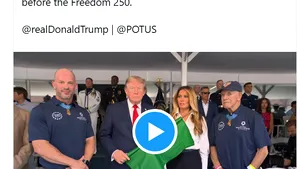 „Bwahahaha! Acest idiot n-are habar cum se ține un steag!” | Trump, ironizat că nu știe cum se ține un steag