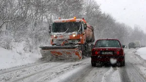 Dolj: Din cauza viscolului, un utilaj de deszăpezire s-a răsturnat într-un şanţ
