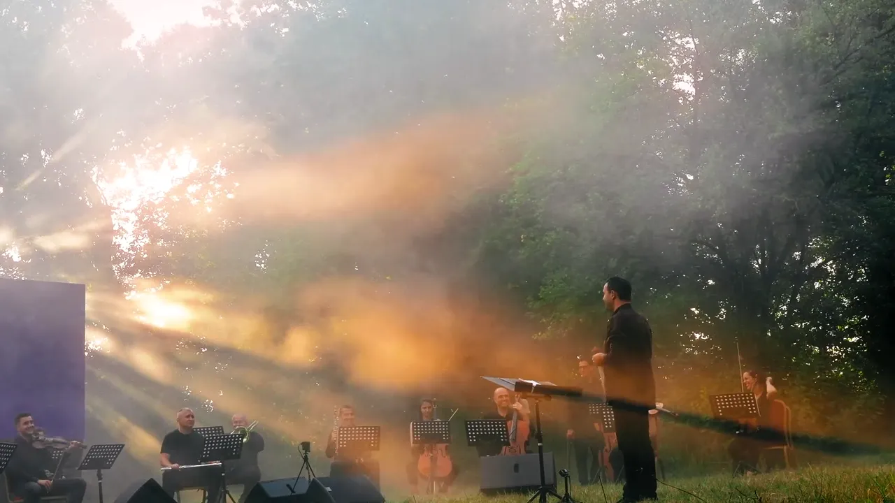 Orchestra Simfonică Bucureşti face spectacol la Palatul Ştirbey din Buftea. Piesa va apărea pe noul album al trupei „Nothing But Thieves”