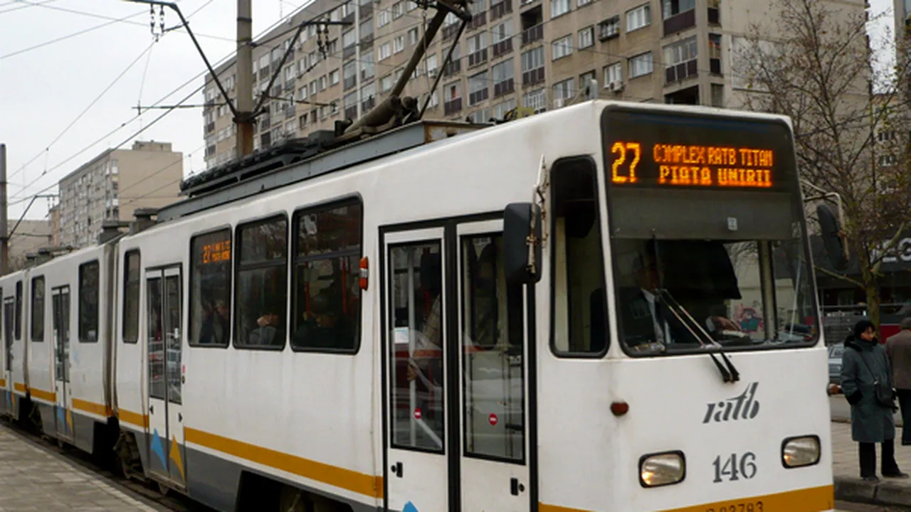 GALERIE VIDEO Circulaţia tramvaielor 23 şi 32, reluată/ RATB: Tramvaiele 23 şi 32 au fost deviate din cauza prăbuşirii unui perete al fostei Fabrici de bere Rahova