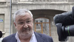 Dosarul în care fostul ministru Sebastian Vlădescu este acuzat de luare de mită a fost trimis în judecată. Între inculpaţi este şi Cristian Boureanu
