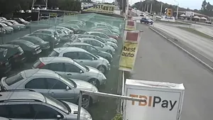VIDEO Momentul în care o şoferiţă din Buzău loveşte cu intenţie un poliţist, a cărui motocicletă ia foc