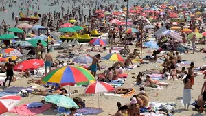 Turiştii aflaţi în prezent pe litoral, mai mulţi cu 20 la sută ca anul trecut