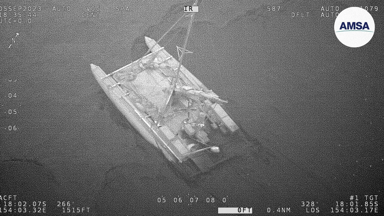 Trei bărbaţi au fost salvaţi din largul coastelor Australiei după ce nava pe care se aflau a fost atacată de rechini