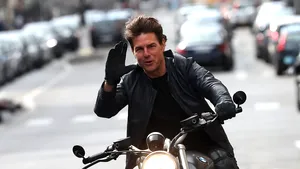Tom Cruise, cascadorii pe străzile Parisului, pentru Misiune: Imposibilă 6. GALERIE FOTO