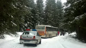 Cluj: 61 de elevi, salvaţi după trei ore dintr-un autocar rămas marţi înzăpezit în staţiunea Beliş - FOTO