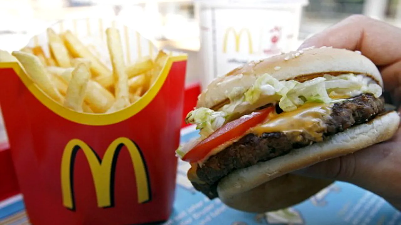McDonald`s nu va mai fi jobul studenţilor? Lanţul de restaurante se pregăteşte să îşi înlocuiască toţi casierii 